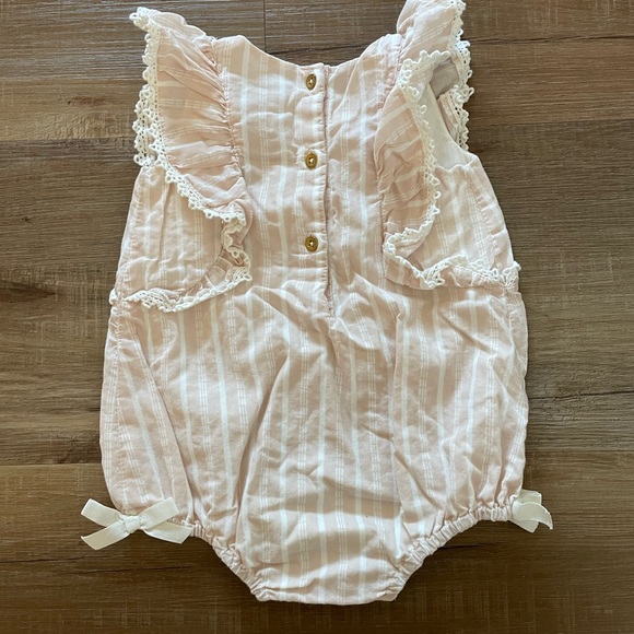 Only worn once! Soft pink bubble romper w/ grosgrain bows and ruffle details - Picture 2 of 4